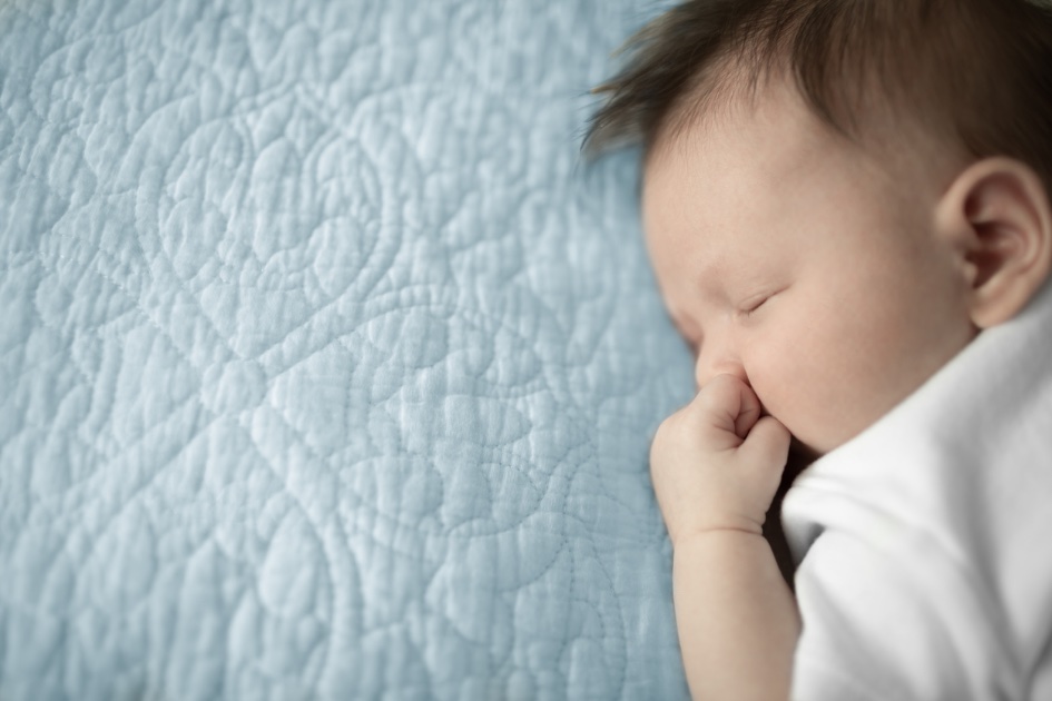 0 到 3 歲嬰幼兒睡眠完整指南：月齡需求對照與家長實用策略