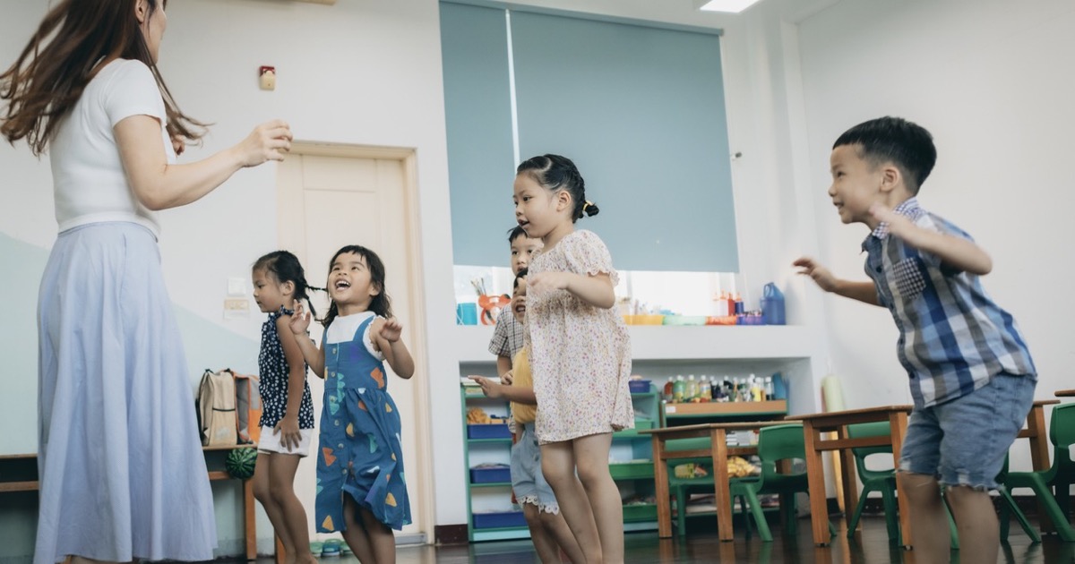台灣女老師在教室帶著幼兒做舞蹈動作