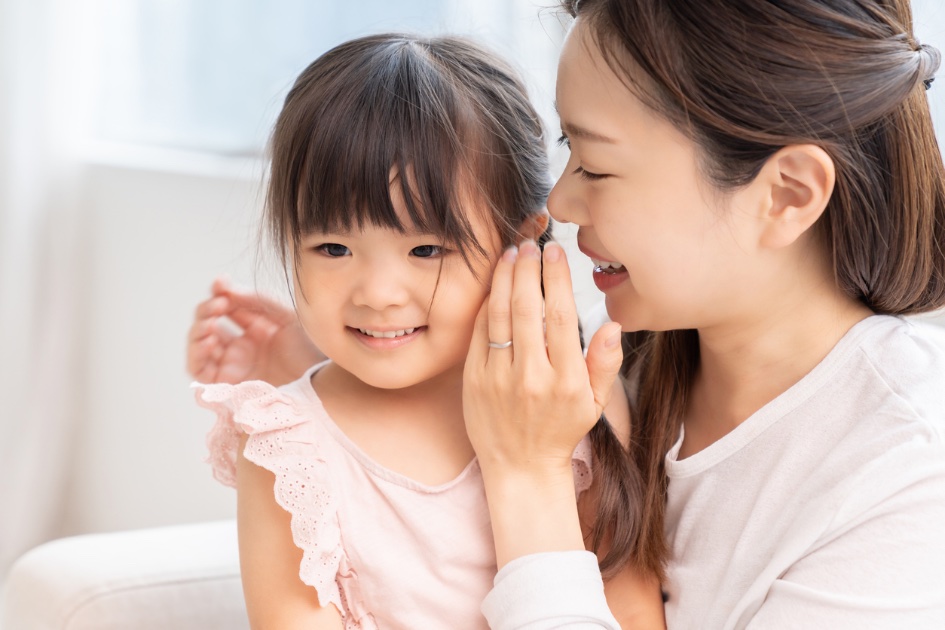 家長蹲下來跟 1-2 歲幼兒面對面互動說話——溫暖、專注的親子語言時刻