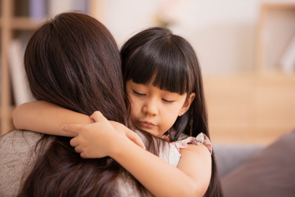家長蹲下來抱著孩子、好好道歉重新連結——吼了之後的修復，比永不生氣更重要
