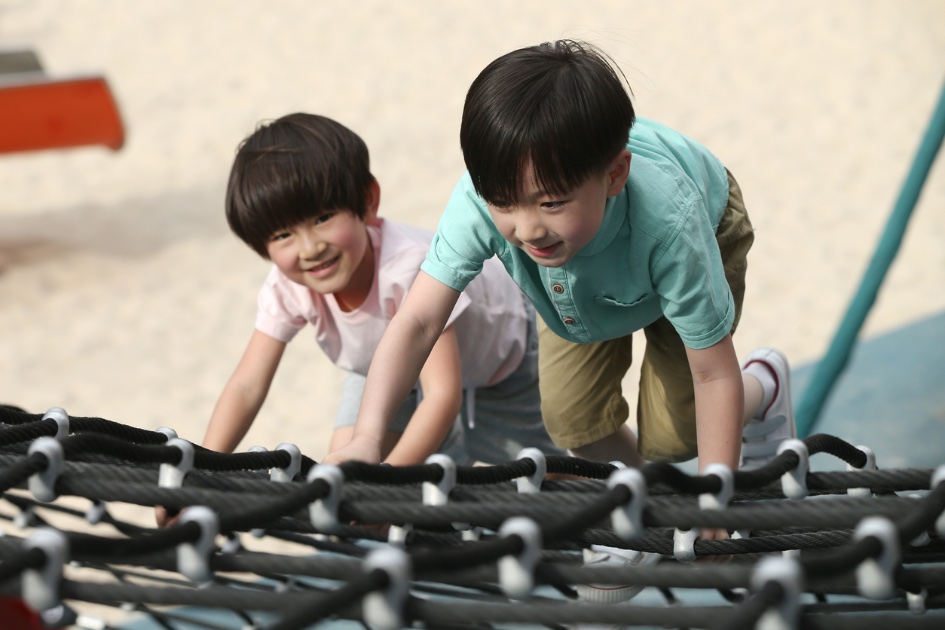 4-5 歲孩子在公園跟同伴自然玩耍——這就是 6 大能力統合的真實樣貌