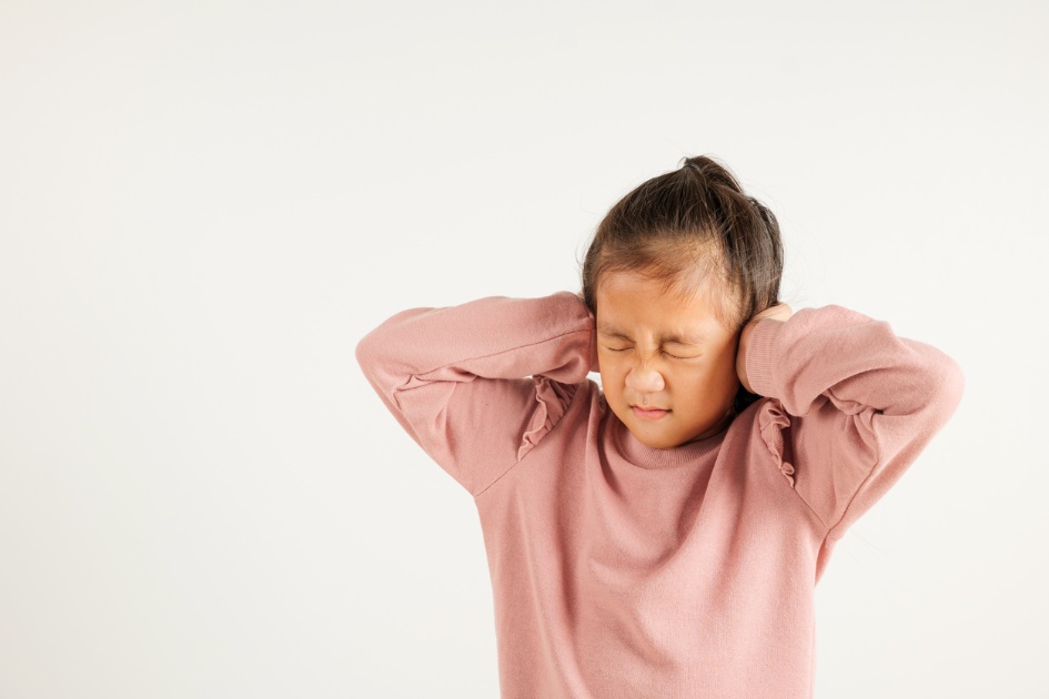 孩子對聲音 / 觸覺有不同反應——過度敏感與過低敏感的個別差異