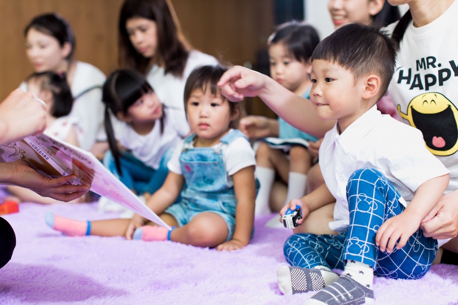 孩子在才藝課裡開心地玩音樂律動、家長在旁邊看著——上幼兒園後，才藝課補的是幼兒園較少給的深度與個別引導