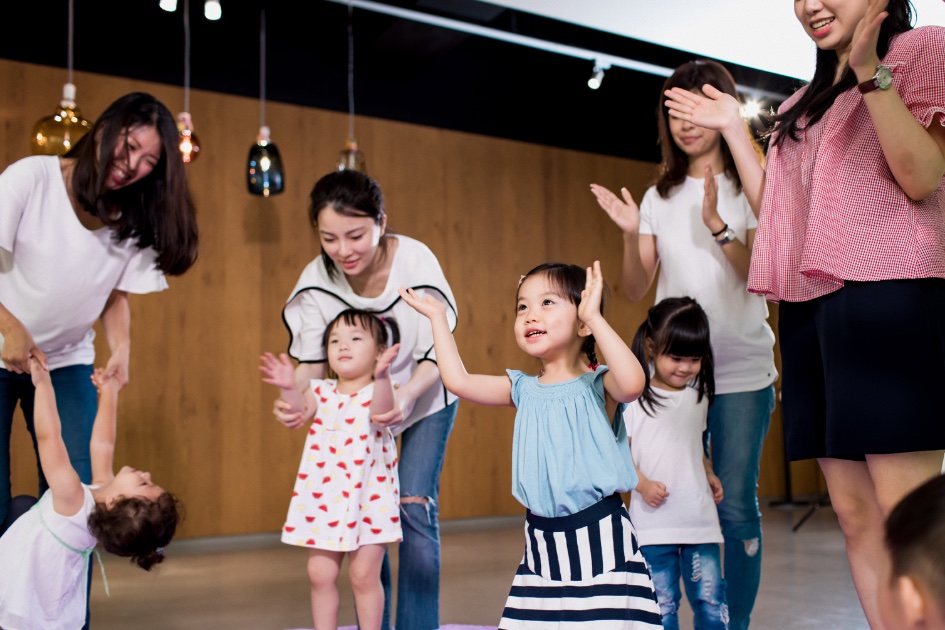 家長透過教室落地窗看孩子上才藝課、和老師討論——才藝班家長看得到課堂、能親師合作
