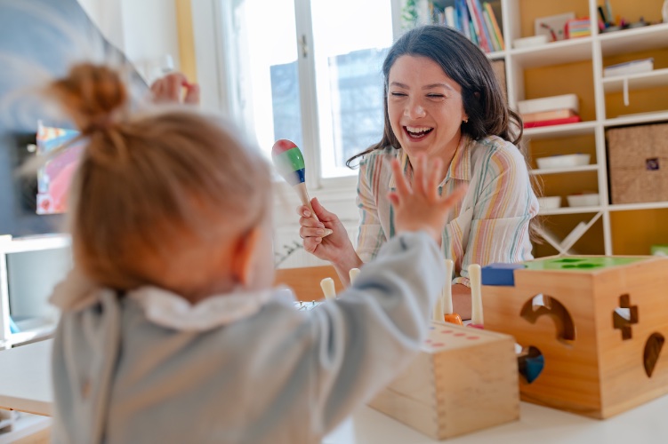 2 歲幼兒在親子律動課中用樂器與絲巾感受音樂節奏